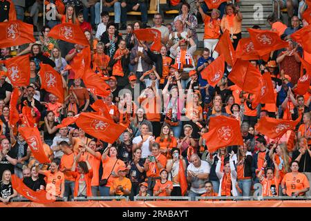 Kerkrade, Paesi Bassi. 2 luglio 2023. I tifosi dei Paesi Bassi raffigurati durante una partita di calcio amichevole tra Paesi Bassi e la nazionale femminile belga, i Red Flames, domenica 2 luglio 2023 a Kerkrade. BELGA PHOTO DAVID CATRY Credit: Belga News Agency/Alamy Live News Foto Stock