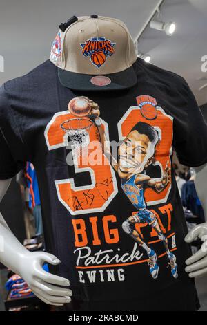 Materiale promozionale con marchio presso l'NBA Flagship Store in 545 Fifth Avenue, New York City, USA 2023 Foto Stock