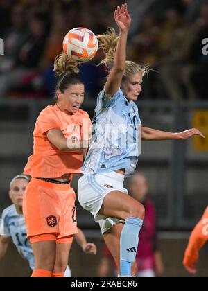 KERKRADE - (lr) Damaris Egurrola dei Paesi Bassi, Justine Vanhaevermaet del Belgio durante la partita amichevole tra Paesi Bassi e Belgio allo stadio Parkstad Limburg il 2 luglio 2023 a Kerkrade, Paesi Bassi. Gli OranjeLeeuwinnen si stanno preparando per la Coppa del mondo in Australia e nuova Zelanda. ANP GERRIT VAN COLOGNE Foto Stock