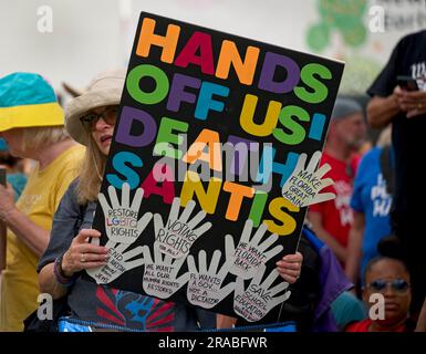 Piedi Lauderdale, Florida, USA. 2 luglio 2023. Una donna ha un cartello di protesta che prende di mira il governatore della Florida di destra, RON DESANTIS, prima della marcia nazionale "noi il popolo". La marcia fu messa in scena nel centro di Fort Lauderdale, in Florida, il 2 giugno 2023. L'evento si è concentrato sull'erosione della democrazia, sul controllo delle armi, e soprattutto in Florida, sui recenti attacchi alle libertà delle persone gay e transgender. La protesta è stata organizzata dalla AIDS Healthcare Foundation, insieme a oltre 50 organizzazioni partner e ha coinciso con altre in varie città degli Stati Uniti. (Immagine di credito: © Carl Seibert/ZUMA Press Wire) Foto Stock