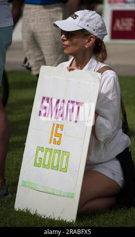 Piedi Lauderdale, Florida, USA. 2 luglio 2023. Una donna tiene un cartello di protesta "Smart is good” prima della marcia nazionale "We the People”. Il rispetto per la scienza era un tema spesso dichiarato all'evento. La marcia fu messa in scena nel centro di Fort Lauderdale, in Florida, il 2 giugno 2023. L'evento si è concentrato sull'erosione della democrazia, sul controllo delle armi, e soprattutto in Florida, sui recenti attacchi alle libertà delle persone gay e transgender. La protesta è stata organizzata dalla AIDS Healthcare Foundation, insieme a oltre 50 organizzazioni partner e ha coinciso con altre in varie città degli Stati Uniti. (Immagine di credito: © Carl Foto Stock