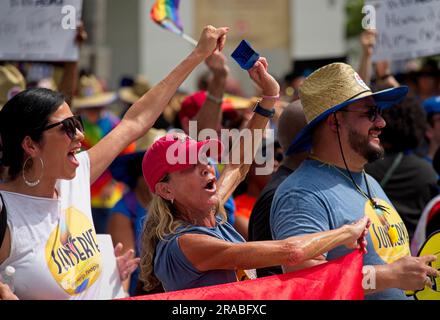 Piedi Lauderdale, Florida, USA. 2 luglio 2023. La gente urla a un raduno prima della marcia We the People National a Fort Lauderdale, Florida. Il rispetto per la scienza era un tema spesso dichiarato all'evento. La marcia fu messa in scena nel centro di Fort Lauderdale, in Florida, il 2 giugno 2023. L'evento si è concentrato sull'erosione della democrazia, sul controllo delle armi, e soprattutto in Florida, sui recenti attacchi alle libertà delle persone gay e transgender. La protesta è stata organizzata dalla AIDS Healthcare Foundation, insieme a oltre 50 organizzazioni partner e ha coinciso con altre in varie città degli Stati Uniti. (Immagine di credito: © Car Foto Stock