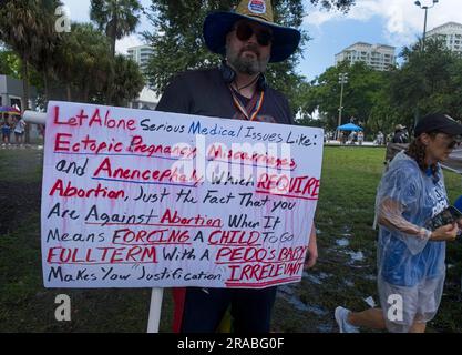 Piedi Lauderdale, Florida, USA. 2 luglio 2023. Un uomo tiene un cartello di protesta contro la scelta dopo la marcia We the People National a Fort Lauderdale, Florida. La marcia fu messa in scena nel centro di Fort Lauderdale, in Florida, il 2 giugno 2023. L'evento si è concentrato sull'erosione della democrazia, sul controllo delle armi, e soprattutto in Florida, sui recenti attacchi alle libertà delle persone gay e transgender. La protesta è stata organizzata dalla AIDS Healthcare Foundation, insieme a oltre 50 organizzazioni partner e ha coinciso con altre in varie città degli Stati Uniti. (Immagine di credito: © Carl Seibert/ZUMA Press Wire) EDITORIA Foto Stock