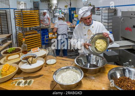 Il maestro panettiere Tino Gierig nella pasticceria Backhaus Dresden mescola gli ingredienti di base per uno sgabello natalizio di Dresda. Produzione di un originale Dresda Christstollen a Dresda, Germania Foto Stock