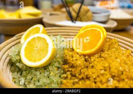 Produzione di un originale Dresda Christstollen a Dresda, Germania. Zitronat e Orangeat sono frutti canditi, che forniscono freschezza e fruttato a Dresdner Christstollen Foto Stock