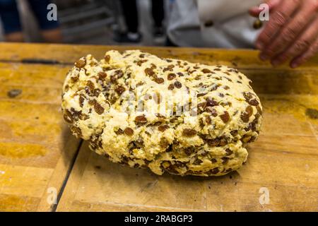 Produzione di un originale Dresda Christstollen a Dresda, Germania. Impasto base Stollen per un Christstollen di Dresda originale con molte uva passa o uva passa Foto Stock