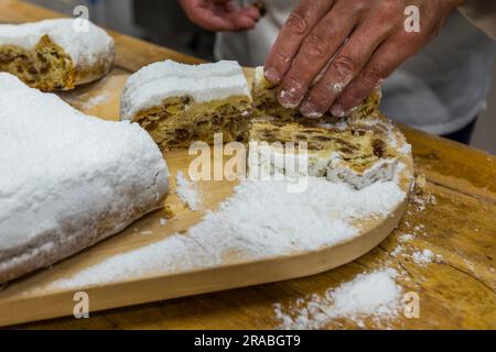 Produzione di un originale Dresda Christstollen a Dresda, Germania. Il Dresden Christstollen è considerato il più antico finger food sassone. Non lo mangi con una forchetta Foto Stock