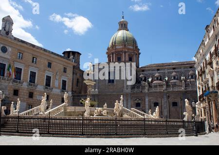 Fontana Pretoria, una fontana monumentale con la cupola di Santa Caterina sullo sfondo Piazza Pretoria, Palermo, Italia Foto Stock