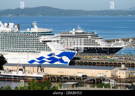 Seattle - 2 luglio 2023; Discovery Princess e Westerdam attraccano al molo 91 di Seattle Foto Stock