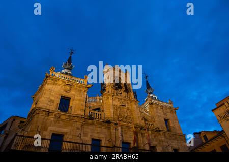 Il sole tramonta sull'Ayuntamiento de Astorga (municipio) ad Astorga, Spagna. L'edificio simbolo cade lungo il percorso Camino Frances del cammino di Foto Stock