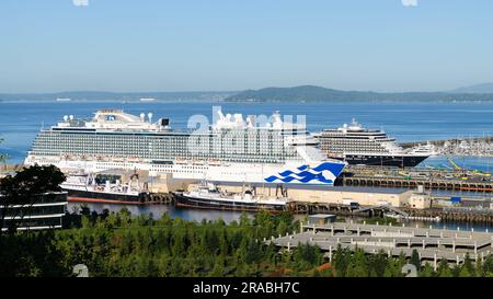 Seattle - 2 luglio 2023; le navi da crociera Discovery Princess e Westerdam attraccano al molo 91 di Seattle Foto Stock