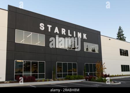 Redmond, Washington, USA - 2 luglio 2023; facciata dell'edificio Starlink con insegna illuminata all'alba Foto Stock