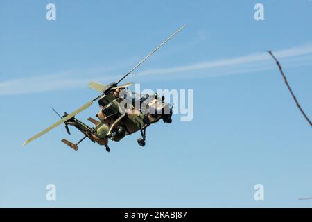 Un elicottero da ricognizione Tiger Armed Reconnaissance dell'esercito australiano con 1st Aviation Regiment vola verso un bersaglio durante uno scenario di supporto aereo ravvicinato presso Mount Bundey Training area, Northern Territory, Australia, 15 giugno 2023. L'addestramento alleato permise agli osservatori del fuoco congiunto di praticare obiettivi di lavoro in stretta vicinanza con forze amichevoli. (STATI UNITI Marine Corps foto del sergente Ryan Hageali) Foto Stock