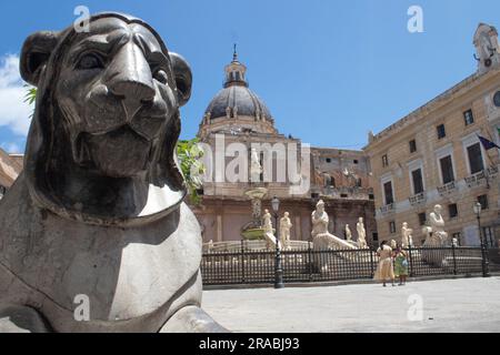 Statua del leone nella Fontana Pretoriana - Fontana Pretoria - con la cupola di Santa Caterina sullo sfondo Piazza Pretoria Palermo Sicilia Italia Foto Stock