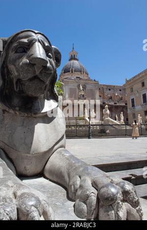 Statua del leone nella Fontana Pretoriana - Fontana Pretoria - con la cupola di Santa Caterina sullo sfondo Piazza Pretoria Palermo Sicilia Italia Foto Stock