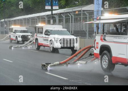 Chicago, Stati Uniti. 2 luglio 2023. Il Track Drying Team lavora per asciugare il campo in vista della gara inaugurale della NASCAR Cup Series di Grant Park 220 che si terrà a Chicago domenica 2 luglio 2023. Foto di Mark Black/UPI Credit: UPI/Alamy Live News Foto Stock