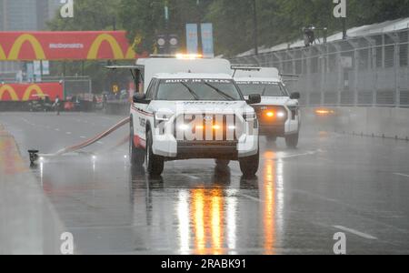 Chicago, Stati Uniti. 2 luglio 2023. Il Track Drying Team lavora per asciugare il campo in vista della gara inaugurale della NASCAR Cup Series di Grant Park 220 che si terrà a Chicago domenica 2 luglio 2023. Foto di Mark Black/UPI Credit: UPI/Alamy Live News Foto Stock