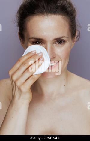 felice giovane donna con tampone di cotone su sfondo blu. Foto Stock