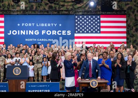 Fayetteville, Stati Uniti d'America. 9 giugno 2023. Il presidente degli Stati Uniti Joe Biden è applaudito dopo aver firmato un ordine esecutivo che promuoveva il programma Join Forces for Military Families a Fort Liberty, il 9 giugno 2023, a Fayetteville, Carolina del Nord. Foto Stock