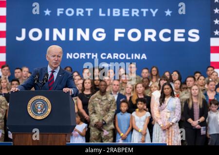 Fayetteville, Stati Uniti d'America. 9 giugno 2023. Il presidente degli Stati Uniti Joe Biden pronuncia osservazioni prima di una cerimonia di firma dell'ordine esecutivo che promuove il programma Join Forces for Military Families a Fort Liberty, 9 giugno 2023, a Fayetteville, North Carolina. Foto Stock