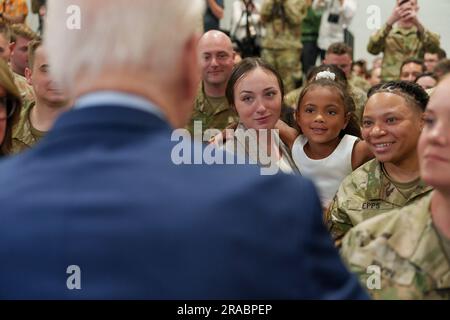 Fayetteville, Stati Uniti d'America. 9 giugno 2023. Il presidente degli Stati Uniti Joe Biden saluta i membri del servizio e le loro famiglie dopo aver firmato un ordine esecutivo che promuoveva il programma Join Forces for Military Families a Fort Liberty, 9 giugno 2023, a Fayetteville, North Carolina. Foto Stock