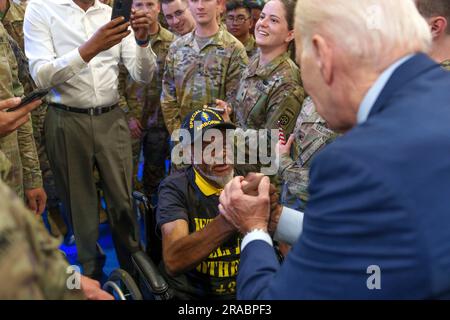 Fayetteville, Stati Uniti d'America. 9 giugno 2023. Il presidente degli Stati Uniti Joe Biden saluta i membri del servizio e le loro famiglie dopo aver firmato un ordine esecutivo che promuoveva il programma Join Forces for Military Families a Fort Liberty, 9 giugno 2023, a Fayetteville, North Carolina. Foto Stock