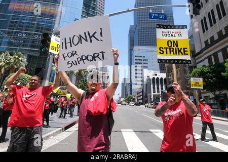 Los Angeles, Stati Uniti. 2 luglio 2023. I lavoratori di un hotel in sciopero tengono dei cartelli che esprimono la loro opinione fuori dall'Intercontinental Los Angeles Downtown. (Foto di Ringo Chiu/SOPA Images/Sipa USA) credito: SIPA USA/Alamy Live News Foto Stock