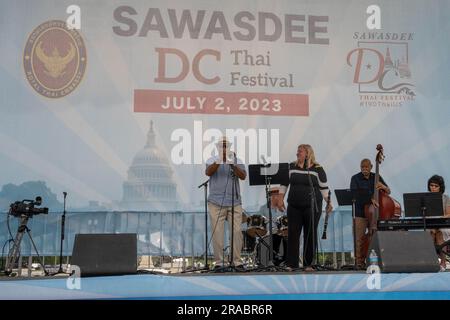 Washington, Stati Uniti. 2 luglio 2023. Gli artisti suonano musica al "Sawasdee DC" Thai Festival sul National Mall di Washington DC domenica 2 luglio 2023. Foto di Ken Cedeno/UPI Credit: UPI/Alamy Live News Foto Stock
