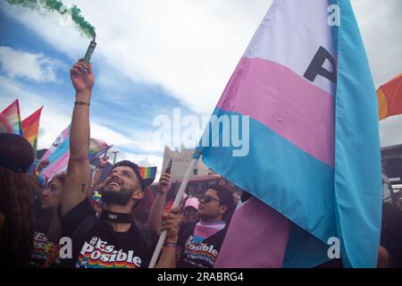 Bogotà, Colombia. 2 luglio 2023. La gente partecipa alle manifestazioni internazionali dell'orgoglio a Bogotà, Colombia, 2 luglio 2023. Foto di: Chepa Beltran/Long Visual Press Credit: Long Visual Press/Alamy Live News Foto Stock