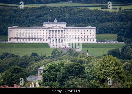 Belfast, Regno Unito. 2 luglio 2023. Stormont Parliament Buildings, è la sede dell'Assemblea dell'Irlanda del Nord, la legislatura delegata della regione. Il 4 febbraio 2022 il primo ministro Paul Girvan si è dimesso per protesta per il protocollo dell'Irlanda del Nord non c'è stato un esecutivo da Credit: Bonzo/Alamy Live News Foto Stock