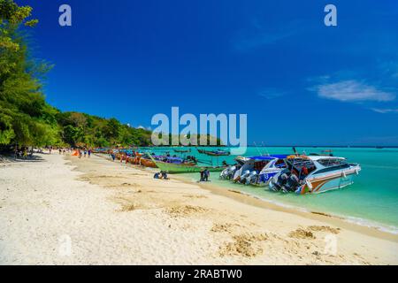 KRABI, THAILANDIA - MARZO 2018: Motoscafi su una spiaggia di sabbia bianca con acqua marina azzurra sull'isola di Ko Phi Phi Don in una giornata di sole, Ao Nang, Mueang KR Foto Stock