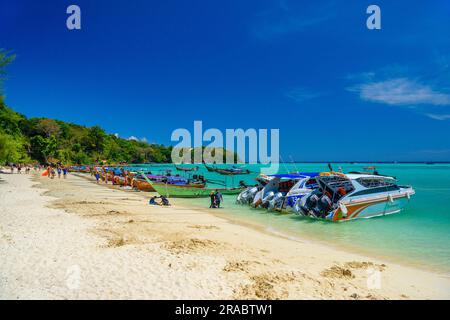 KRABI, THAILANDIA - MARZO 2018: Motoscafi su una spiaggia di sabbia bianca con acqua marina azzurra sull'isola di Ko Phi Phi Don in una giornata di sole, Ao Nang, Mueang KR Foto Stock