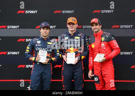 Sergio Perez (mex) Redbull Racing RB19 Max Verstappen (NED) Redbull Racing RB19 Carlos Sainz (SPA) Ferrari F1-23 (da sinistra a destra) festeggia Foto Stock