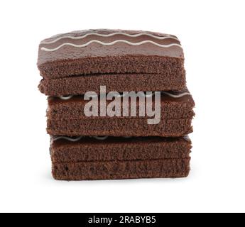 Pila di torte di spugna al cioccolato isolate su bianco Foto Stock