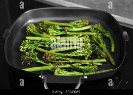 Piatto grill con gustosi broccolini cotti sul piano cottura, primo piano Foto Stock