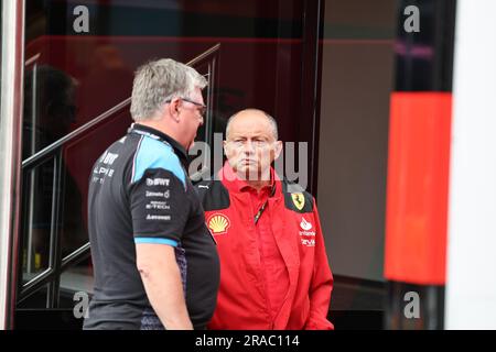 Red Bull Ring Circuit, Spielberg, Austria, 2 luglio 2023, Frederic Vasseur (fra) - Scuderia Ferrari Team Principal Chatting con Otmar Szafnauer (USA) Foto Stock