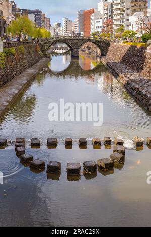 Nagasaki, Giappone - novembre 29 2022: Il ponte Meganebashi è il più notevole dei numerosi ponti in pietra. Il ponte prende il nome dalla somiglianza di sp Foto Stock