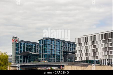 Berlino, Germania - 2 giugno 2023: Moderni edifici per uffici presso il ponte Hugo Preuss (Hugo-Preuss-Brücke) sulla riva del fiume Sprea a Berlino, Germa Foto Stock