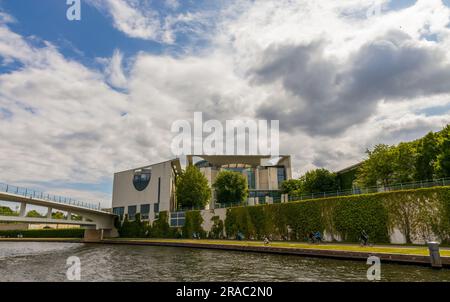 Berlino, Germania - 2 giugno 2023: La Cancelleria tedesca (Bundeskanzleramt), un'agenzia che serve l'ufficio esecutivo del Cancelliere tedesco Foto Stock