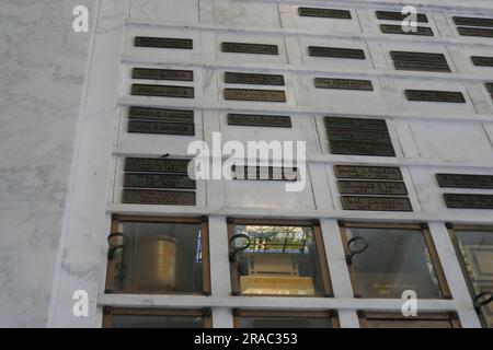 Los Angeles, California, USA 2 luglio 2023 l'attrice Florence Rogers grave e il fratello architetto Robert Finkelhor (senza marchio) grave, l'attore otto Fries grave e l'attrice Mildred June grave nel Cathedral Mausoleum all'Hollywood Forever Cemetery il 2 luglio 2023 a Los Angeles, California, USA. Foto di Barry King/Alamy Stock Photo Foto Stock