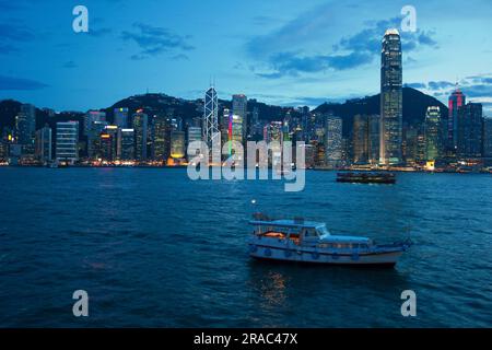 Hong Kong, Cina - 17 agosto 2007: Barche che navigano nel porto di Victoria tra l'isola di Hong Kong e Kowloon. Foto Stock