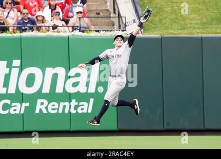 St Louis, Stati Uniti. 2 luglio 2023. I New York Yankees Harrison Bader fa una corsa, saltando la presa per un'uscita, su una palla dalla mazza di St. Louis Cardinals Nolan Gorman nel quarto inning al Busch Stadium di St. Louis domenica 2 luglio 2023. Foto di Bill Greenblatt/UPI credito: UPI/Alamy Live News Foto Stock