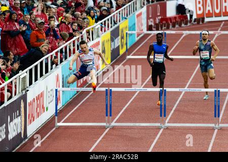 Stoccolma, Svezia. 2 luglio 2023. Karsten Warholm (L) di Norvegia gareggia durante la finale maschile dei 400 m ostacoli al Diamond Leagues Athletics Meeting di Stoccolma, in Svezia, il 2 luglio 2023. Crediti: Wei Xuechao/Xinhua/Alamy Live News Foto Stock