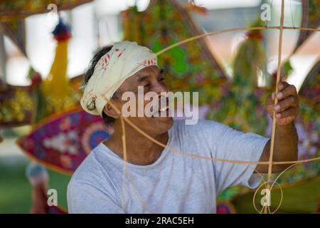Terengganu Tradisional Kite o Wau Maker Foto Stock