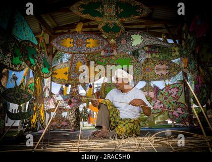 Terengganu Tradisional Kite o Wau Maker Foto Stock