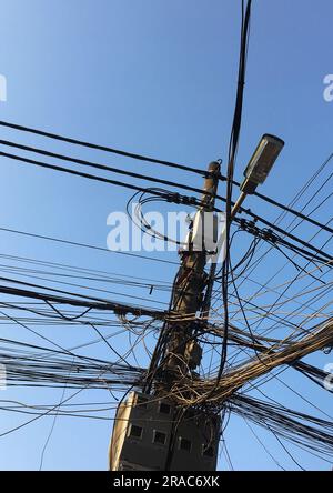 I poli elettrici con fili molto naturali sono simboli tipici in tutto il Vietnam Foto Stock