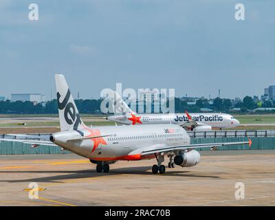 Ho chi Minh City, Vietnam - 13 aprile 2018: Due Airbus A320 Jetstar pronti per la partenza all'Aeroporto Tan Son Nhat di ho chi Minh City, Vietnam. Foto Stock