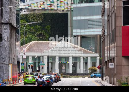 Vista posteriore della stazione MRT Raffles Place nel quartiere centrale degli affari di Singapore Foto Stock