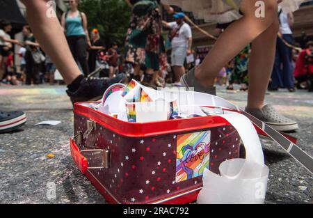 Una scatola per il pranzo di adesivi si trova tra disegni di gesso davanti al Philadelphia Downtown Marriott durante una protesta tenuta dal movimento dei bambini Philly contro Moms for Liberty nel centro di Philadelphia. MUM's for Liberty, un gruppo del 2021 per combattere i mandati COVID-19, tenne il loro summit annuale a Philadelphia, in Pennsylvania, e furono incontrati da manifestanti che protestavano contro l'evento e le azioni di Mom's for Liberty. Il gruppo che è designato dal Southern Poverty Law Center come gruppo di odio, è stato una voce vocale nella retorica anti-LGBT e la spinta a vietare alcuni libri dalle scuole e.. Foto Stock