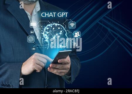 Intelligenza artificiale in Bot Chat. Uomo d'affari che utilizza ai chatbot nel suo smartphone. Foto Stock